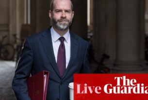 O secretário de negócios diz que os críticos do acordo comercial do Reino Unido e da Índia 'confusos' e 'os trabalhadores britânicos não estão sendo reduzidos'-a política do Reino Unido ao vivo | Política