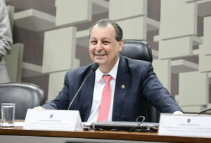 Senador preside sessão no Senado