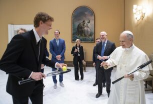 Papa Leão XIV encontra Sinner, tenista número um do mundo, e recebe convite para jogar