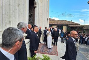 Papa Leão XIV visita túmulo de Francisco e faz primeira visita fora do Vaticano