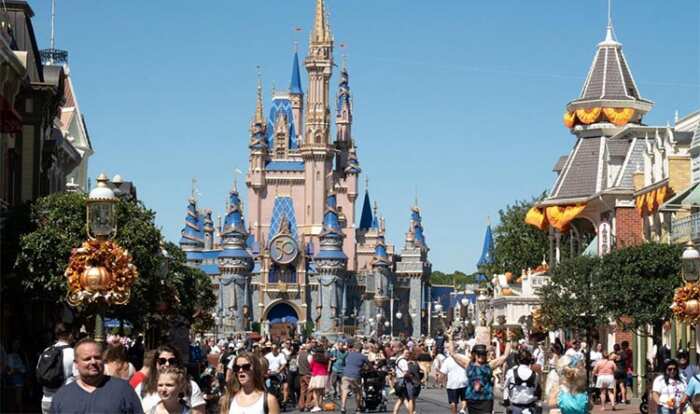 Por causa da política de deportação de Trump, 45 funcionários são afastados da Disney World, Flórida