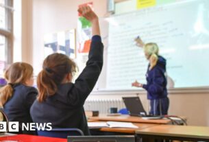 Professores e médicos na Inglaterra receberam 4% de aumento de salário