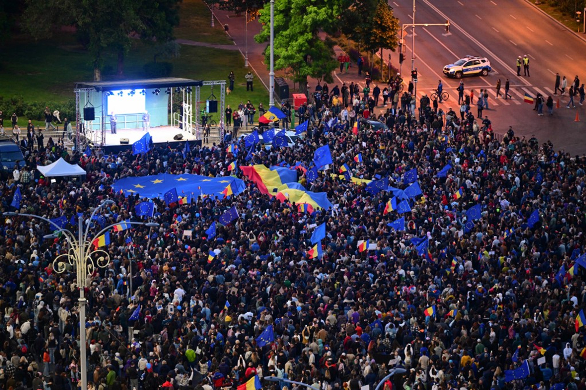 Protestos na Romênia como medos do candidato pró-russo crescem