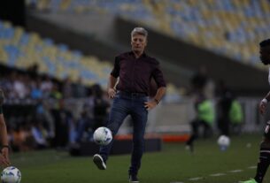Renato Gaúcho enaltece vaga direta na Sul-Americana, mas reprova segundo tempo contra Once Caldas: 'Tiramos o pé do acelerador'