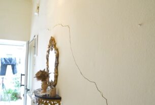 Reportagem na aldeia grega onde se abriram fissuras nas casas e nas estradas - e ninguém sabe porquê