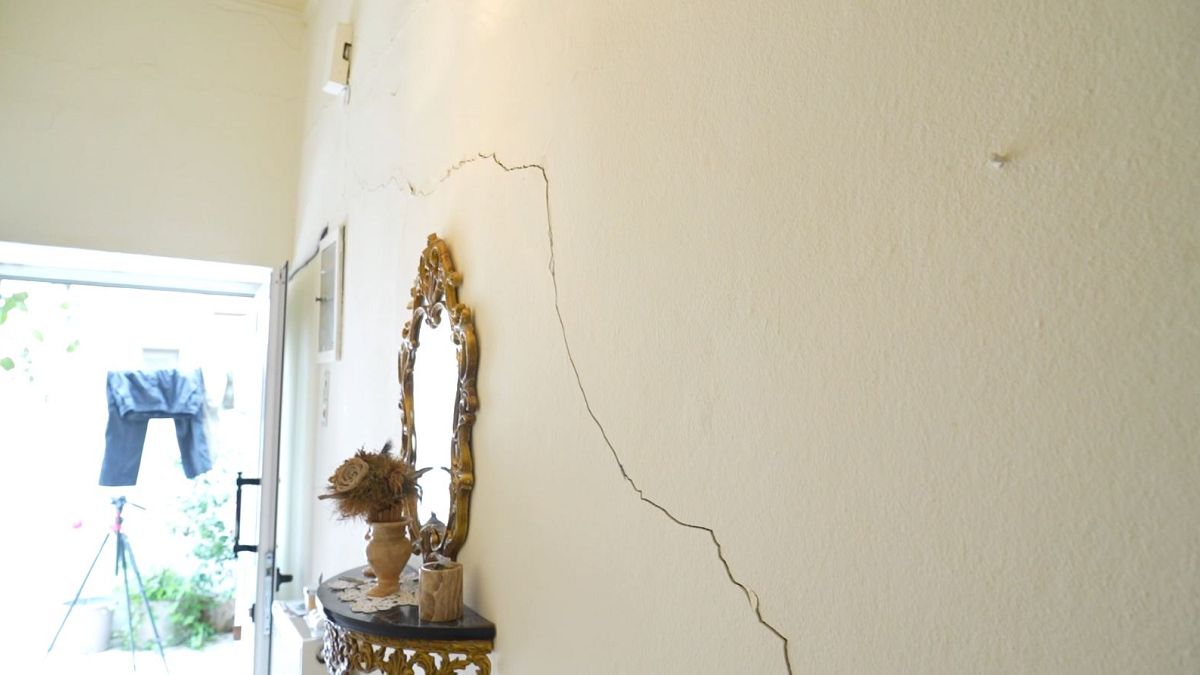 Reportagem na aldeia grega onde se abriram fissuras nas casas e nas estradas - e ninguém sabe porquê
