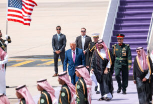 Saudis cumprimenta Trump ao seu gosto, com pompa, opulência e imóveis