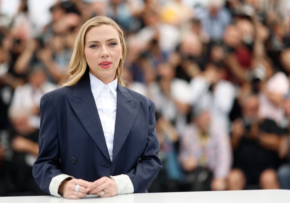 Scarlett Johansson estreia primeiro filme como diretora em Cannes e diz ‘todos os atores têm medo de desaparecer’