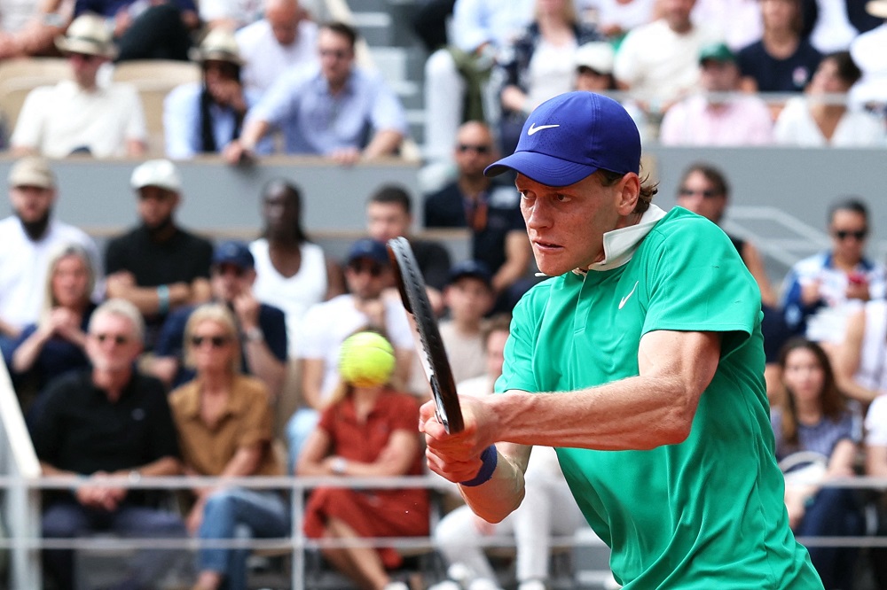Sinner vence Gasquet, que encerra carreira com eliminação em Roland Garros