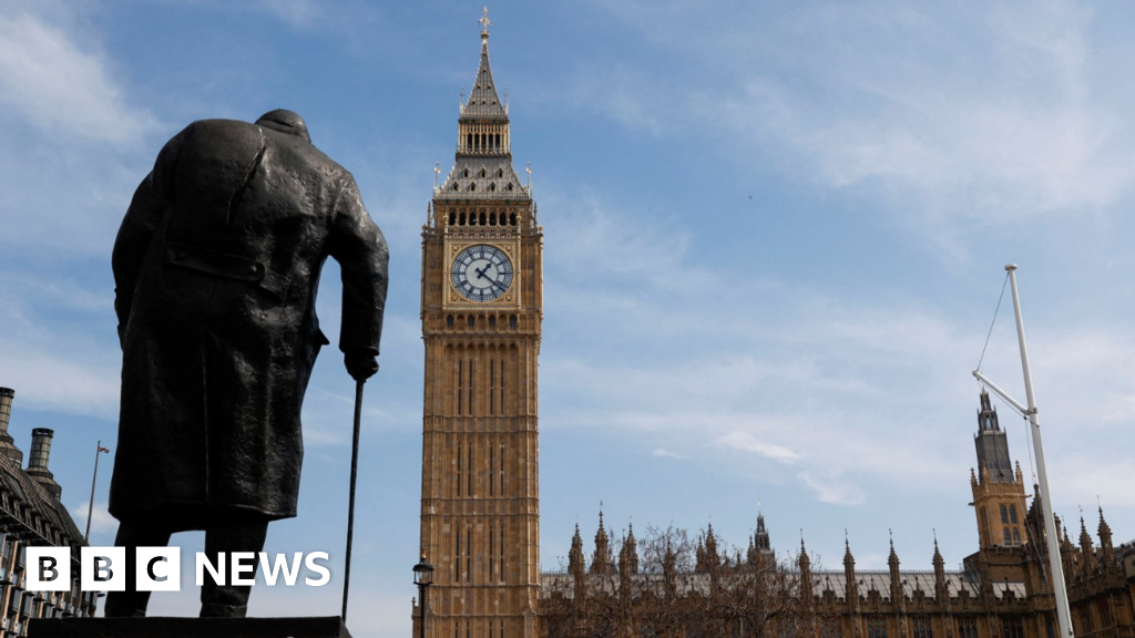 Subindo na estátua de Winston Churchill para se tornar um crime