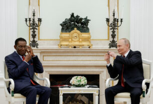 Tropas russas Fire Blanks para a celebração do Dia da Vitória na Guiné Equatorial da África