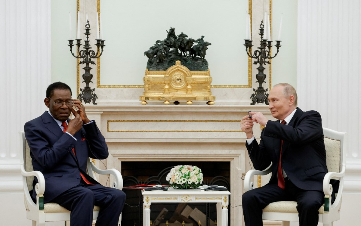 Tropas russas Fire Blanks para a celebração do Dia da Vitória na Guiné Equatorial da África