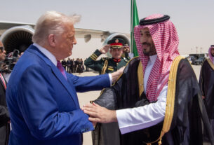 Trump se rease em saudita bem-vindo em visita de estado focada nos negócios