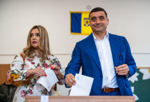 Trumpist enfrenta prefeito pró-UE na reprodução presidencial da Romênia apertada