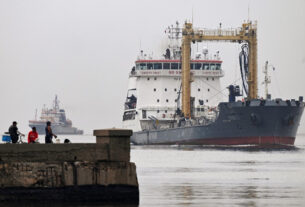 UE, Reino Unido revela novas sanções à frota sombra da Rússia, empresas bancárias