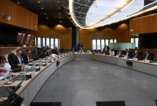 UE concorda no 17º pacote de sanções sobre a Rússia
