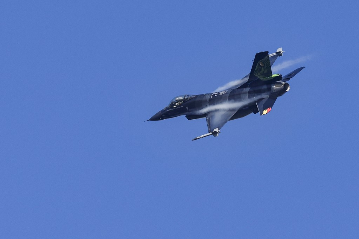 Ucrânia perde o F-16 em combate, piloto seguro depois de derrubar três ameaças aéreas russas