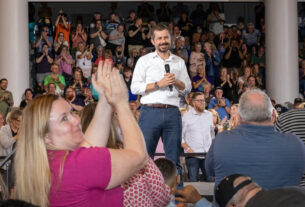 Um pote buttigieg barbudo cai em Iowa para um campo para veteranos