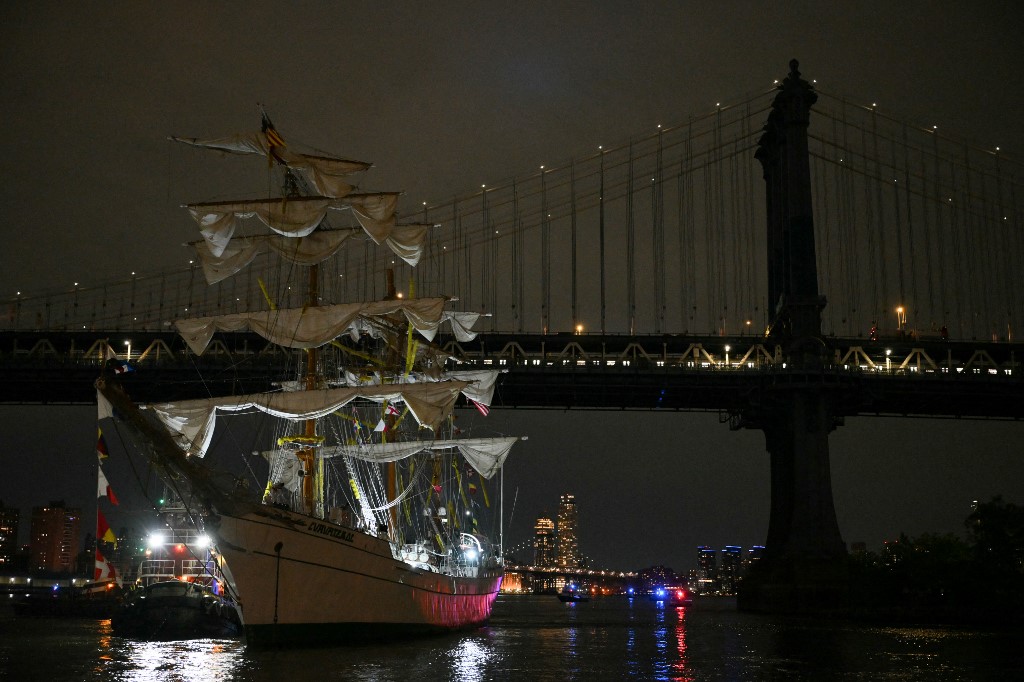 Veleiro mexicano colide contra ponte do Brooklyn em Nova York; duas pessoas morreram
