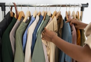 Você lava a roupa nova antes de usar? Entenda os riscos por trás do uso direto de peças recém-compradas