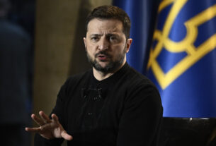 Zelensky diz que a Rússia 'tentando comprar tempo' para 'continuar a guerra'