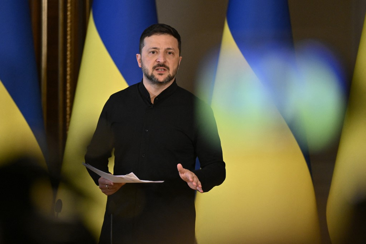 Zelensky pede sanções mais duras após ataque de ônibus russo mortal
