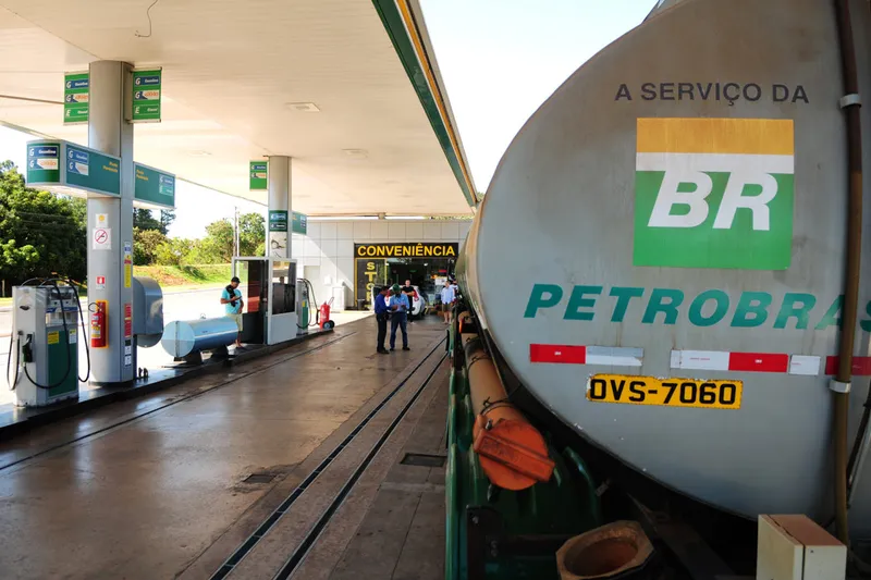 distribuidores e postos elevam margem de lucro e não repassam cortes da Petrobras – Brasil de Fato