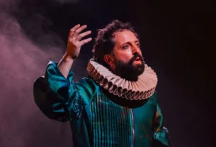 Ator Gregório Duvivier, na peça "O Céu da Língua"
