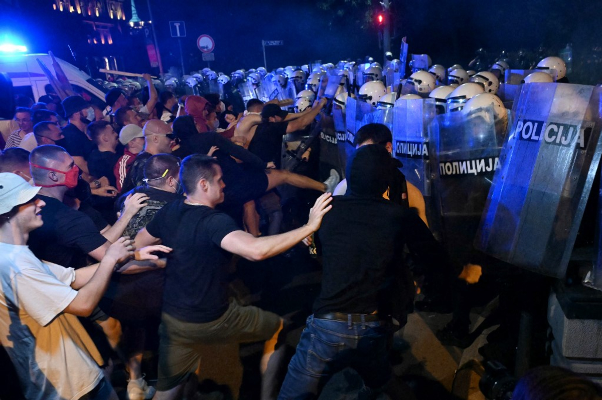 A Rússia adverte oeste contra protestos de apoio da Sérvia