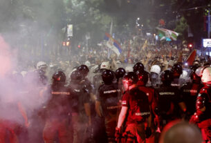 A polícia sérvia desmontou as barricadas dos manifestantes anti-Govt