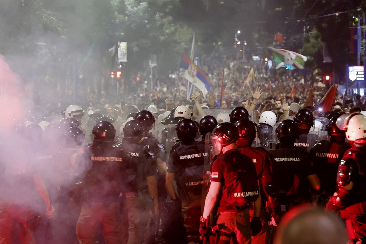 A polícia sérvia desmontou as barricadas dos manifestantes anti-Govt