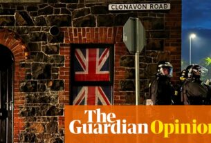 A visão do Guardian sobre tumultos na Irlanda do Norte: a violência racista não expressa 'queixa legítima' | Editorial