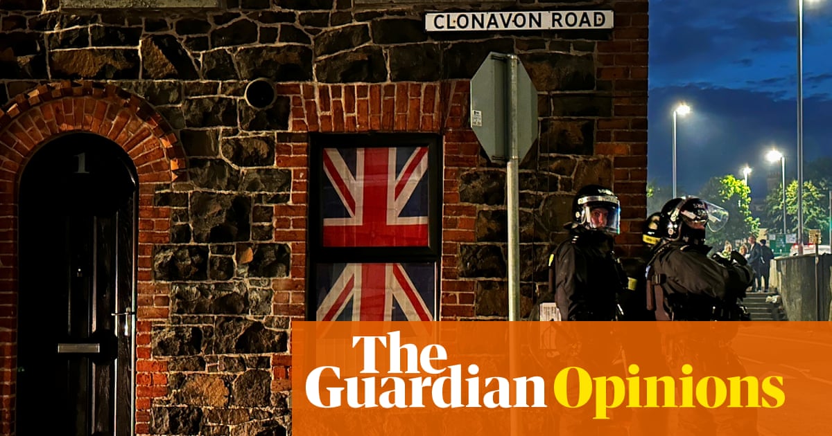 A visão do Guardian sobre tumultos na Irlanda do Norte: a violência racista não expressa 'queixa legítima' | Editorial