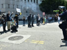 Agentes da Guarda Nacional lançam gás lacrimogêneo e bombas de efeito moral em manifestantes em Los Angeles