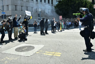 Agentes da Guarda Nacional lançam gás lacrimogêneo e bombas de efeito moral em manifestantes em Los Angeles