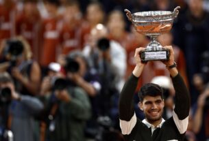 Alcaraz vence Sinner em final épica e repete título em Roland Garros