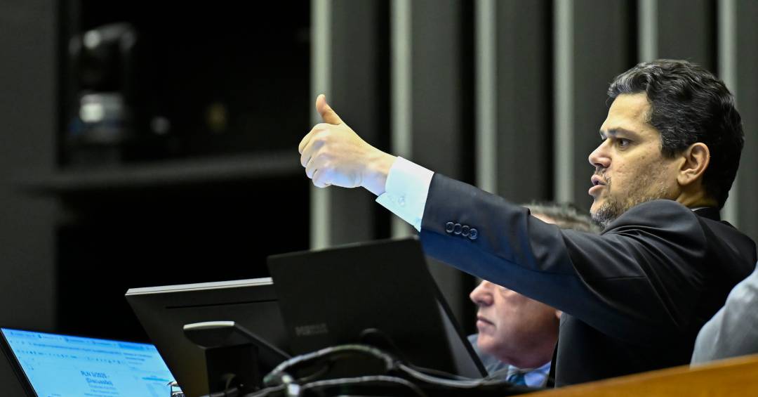 Alcolumbre lê pedido para criar CPMI do INSS e ped...