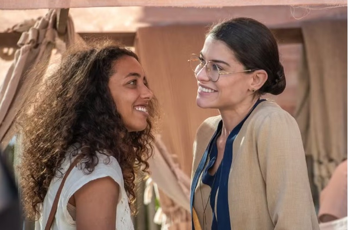 Alice Carvalho fala sobre par romântico com Alinne Moraes em 'Guerreiros do sol': 'Equipe torcia na gravação'
