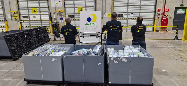Equipamentos apreendidos e equipe de fiscalização da Anatel