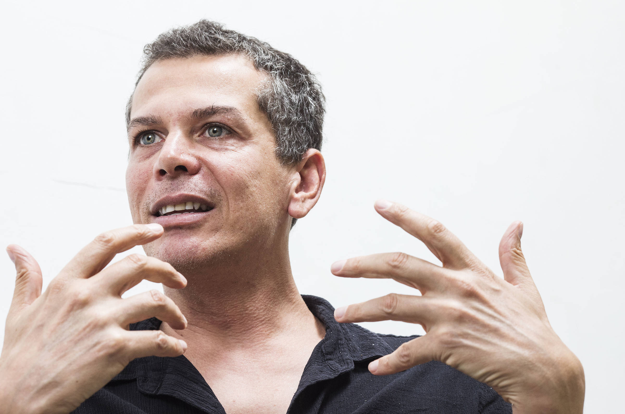 Artista atacado pela direita cobra solidariedade de Lula - 08/06/2025 - Painel