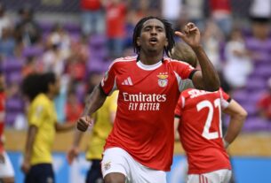 Benfica goleia Auckland City por 6 a 0 em jogo marcado por paralisação e discussão entre técnico e jogador