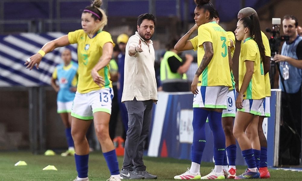 Brasil abre dois, mas leva virada da França no último amistoso antes da Copa América