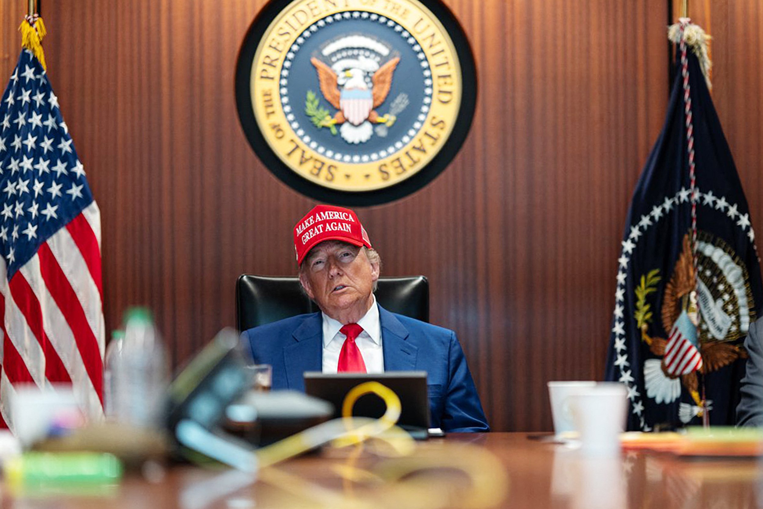 Cadeia de deportações: Trump diz que pretende expulsar 1 milhão de migrantes por ano