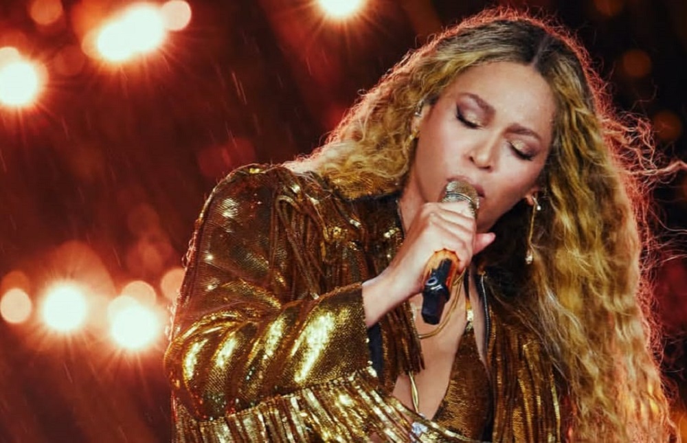 Calça de Beyoncé cai durante show em Londres