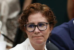 Carla Zambelli diz que prisão decretada por Moraes é ‘ilegal’, ‘autoritária’ e ‘ataque a sua família’
