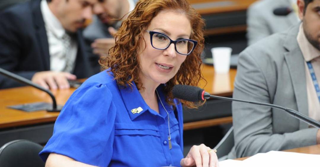 Carla zambelli completa 15 dias como fugitivo na i ...