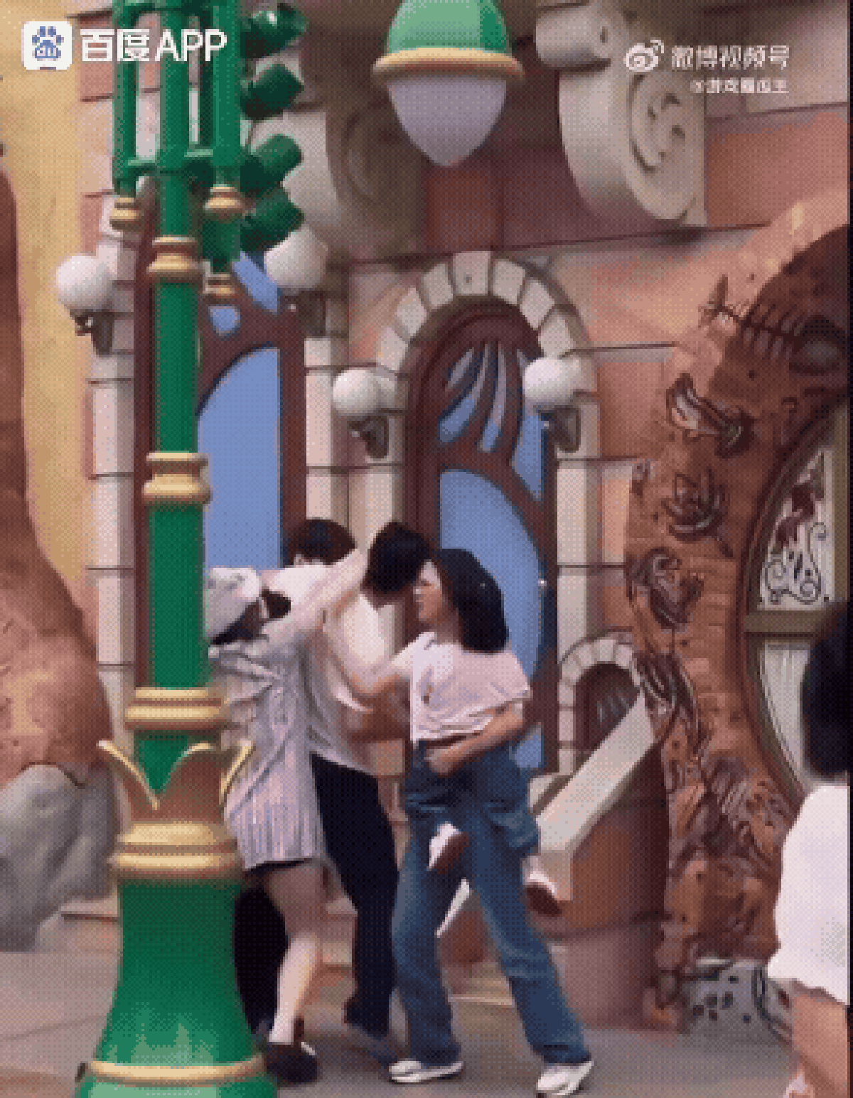 Casal fura fila de atração e provoca briga na Disney de Xangai
