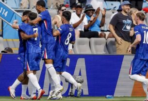 Chelsea goleia Benfica na prorrogação após duas horas de paralisação e enfrenta o Palmeiras