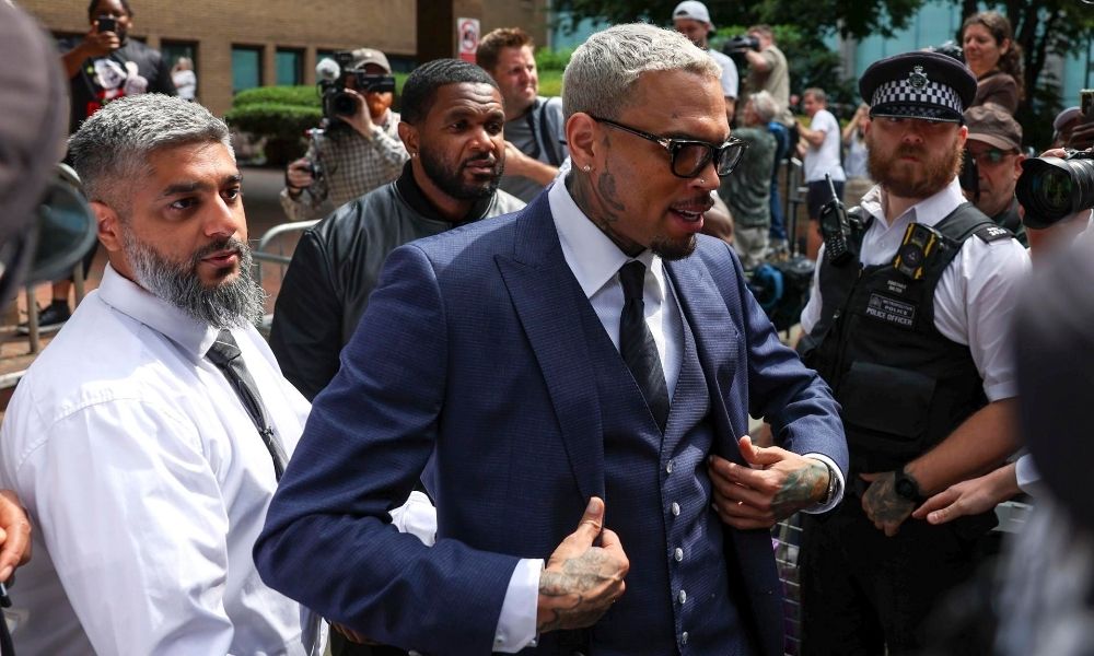 Chris Brown se declara inocente em processo de agressão em boate em Londres