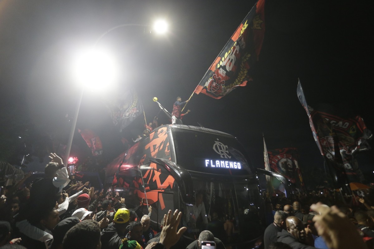 Com direito a 'AeroFla', Flamengo chega ao Galeão para embarcar para Copa do Mundo de Clubes